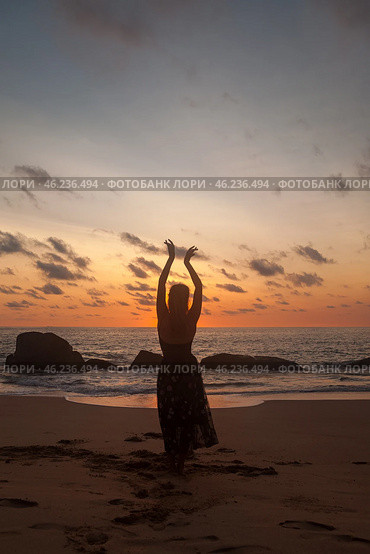 Sunset Serenity With a Focus on Body Depilation by the Ocean Shore. Стоковое фото, фотограф Aleksandr Golubev / Фотобанк Лори