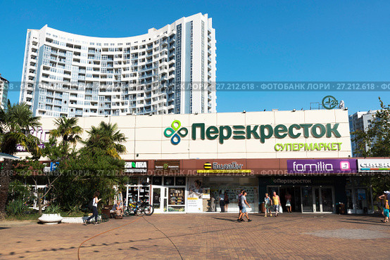 Супермаркет "Перекресток",  ЖК  "Москва". Сочи, Краснодарский край (2017 год). Редакционное фото, фотограф Александр Щепин / Фотобанк Лори