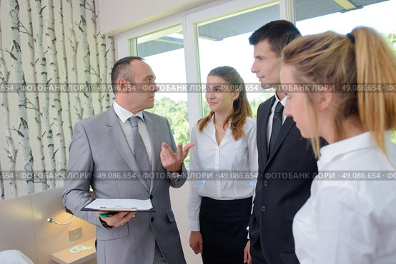 Supervisor talking to hotel personnel. Стоковое фото, агентство Ingram Publishing / Фотобанк Лори