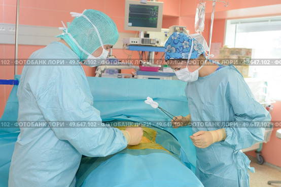 surgery team in the operating room. Стоковое фото, агентство Ingram Publishing / Фотобанк Лори