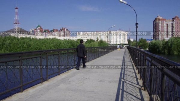 Сургут. Парк через Сайму - вид на Сургутский государственный университет. Surgut. Park Across the Saima - view of the Surgut State University. (2015 год). Стоковое видео, видеограф Евгений Романов / Фотобанк Лори
