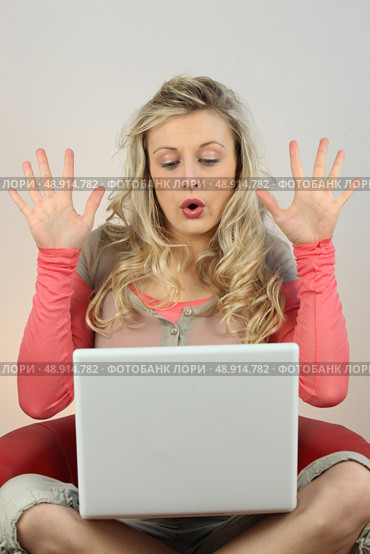 Surprised woman with her laptop. Стоковое фото, агентство Ingram Publishing / Фотобанк Лори