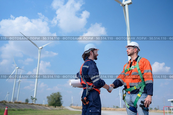 Surveyor and engineer Examine the efficiency of gigantic wind turbines that transform wind energy into electrical energy that is then used in daily life. Стоковое фото, агентство Ingram Publishing / Фотобанк Лори
