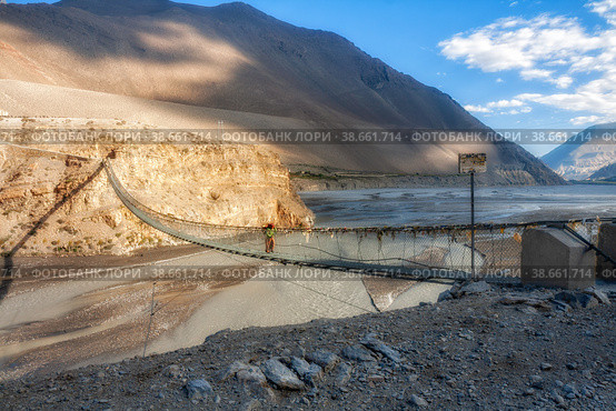 Suspension bridge in Nepal (2012 год). Стоковое фото, фотограф Юлия Бабкина / Фотобанк Лори
