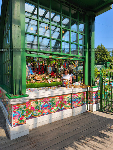 Сувениры и ремесленные изделия на фестивале "Лето в Москве" Редакционное фото, фотограф Мария Сергеева / Фотобанк Лори