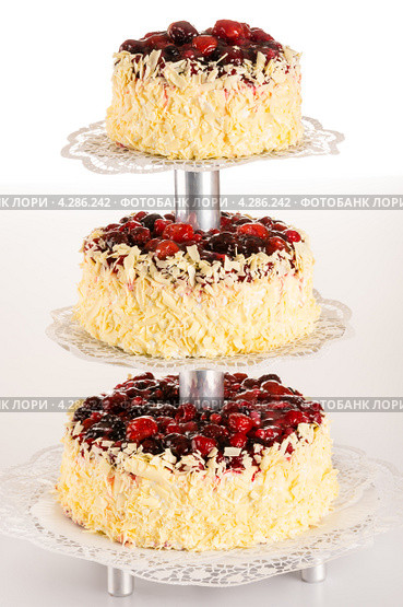 Свадебный торт с ягодами на этажерке. Стоковое фото, фотограф CandyBox Images / Фотобанк Лори