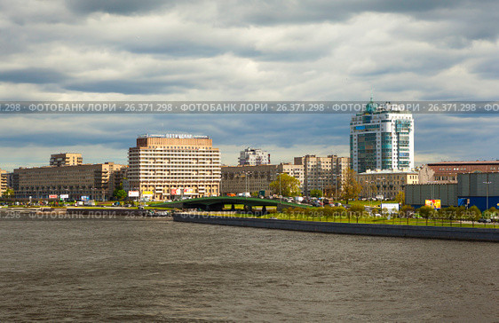 Свердловская набережная, Малоохтинский мост, гостиница "Охтинская". Санкт-Петербург (2017 год). Редакционное фото, фотограф Сергей Афанасьев / Фотобанк Лори