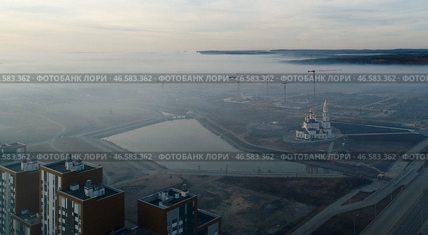 Свердловская область. Екатеринбург. Смог над городом (2021 год). Стоковое фото, фотограф Донат Сорокин / ТАСС / Фотобанк Лори
