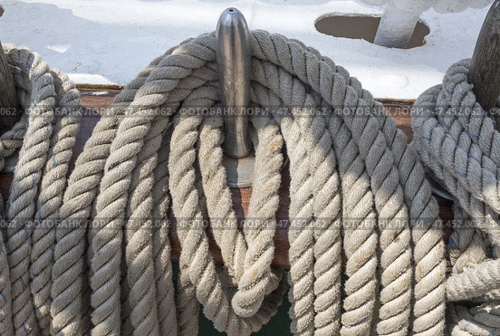 Свернутые корабельные канаты развешанные на палубе парусника. Coiled ship's ropes hung on the deck of a sailing ship. Стоковое фото, фотограф Татьяна Д / Фотобанк Лори
