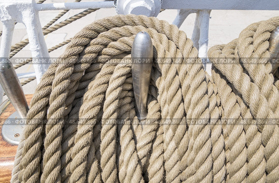 Свернутые корабельные канаты развешанные на палубе парусника. Coiled ship's ropes hung on the deck of a sailing ship. Стоковое фото, фотограф Татьяна Д / Фотобанк Лори