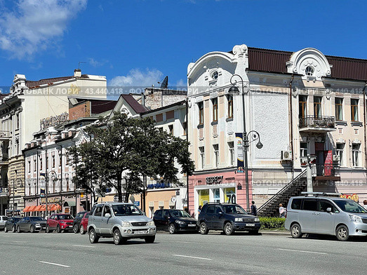 Светланская улица в историческом центре Владивостока летом в ясную погоду. Редакционное фото, фотограф Овчинникова Ирина / Фотобанк Лори