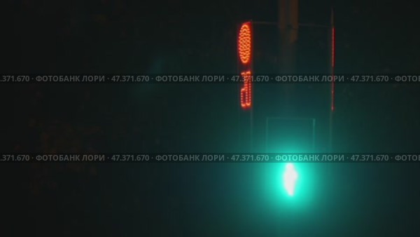 Светофор для пешеходов. Редакционное видео, видеограф Семён Прудий / Фотобанк Лори