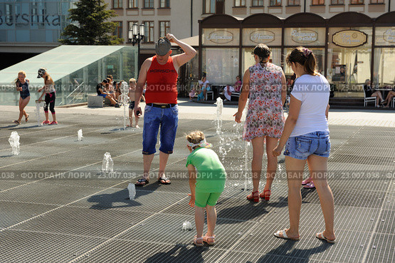 Светомузыкальный фонтан-шутиха и люди на нем (2015 год). Редакционное фото, фотограф Денис Ларкин / Фотобанк Лори