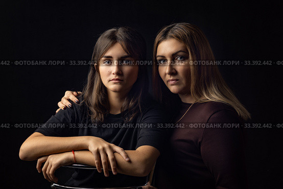 Светотеневой портрет матери и дочери на черном фоне. Стоковое фото, фотограф Иванов Алексей / Фотобанк Лори