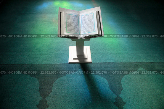 Священная книга мусульман - Коран лежит на подставке в мечети во время намаза. Стоковое фото, фотограф Николай Винокуров / Фотобанк Лори