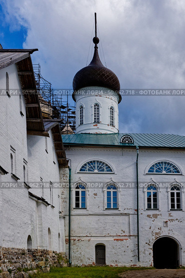 Свято-Троицкий Зосимо-Савватьевский собор, 1859 год. Памятник архитектуры федерального значения № 321220004550266. Архангельская область, Приморский район, остров Большой Соловецкий, набережная бухты Благополучия, дом 1, корпус 17. Состояние: июль 2025. Стоковое фото, фотограф Александр Селезнев / Фотобанк Лори
