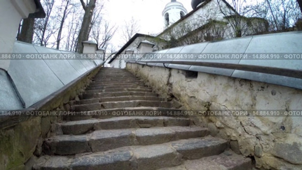Святогорский монастырь, подъем к могиле А.С. Пушкина. Стедикам (2015 год). Стоковое видео, видеограф Всеволод / Фотобанк Лори