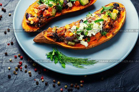 Sweet potato filled vegetables and cottage cheese and baked in halves. Homemade diet food, roast yam. Sweet potato stuffed with vegetables and cottage cheese. Стоковое фото, агентство Ingram Publishing / Фотобанк Лори