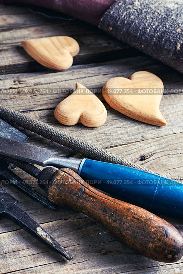 Symbolic wooden hearts cut by hand and carpenter tools. Set woodworking tool. Стоковое фото, агентство Ingram Publishing / Фотобанк Лори