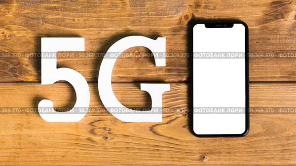 symbols 5g smartphone desk. Стоковое фото, агентство Ingram Publishing / Фотобанк Лори