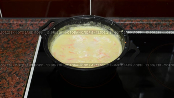 Сырный суп кипит на плите. Стоковое видео, видеограф Володина Ольга / Фотобанк Лори