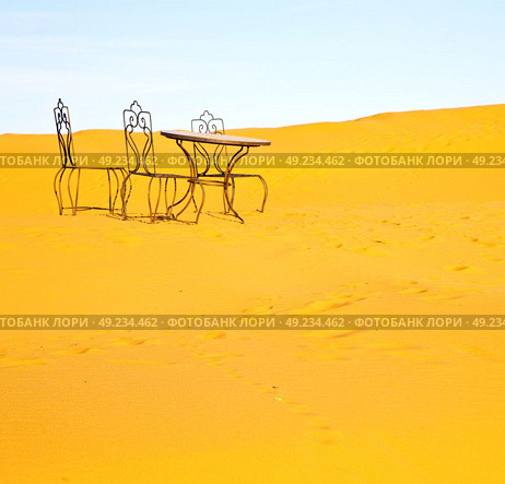 table and seat in desert sahara morocco africa yellow sand. Стоковое фото, агентство Ingram Publishing / Фотобанк Лори