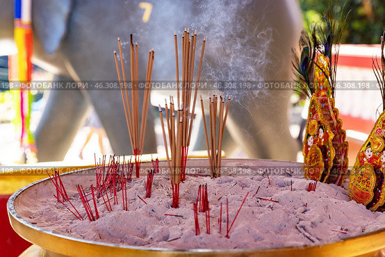 Таиланд. Ко Чанг. Ароматические палочки, благовония для окуривания. Thailand. Koh Chang. Incense sticks, incense for fumigation. Стоковое фото, фотограф Алексей Смышляев / Фотобанк Лори