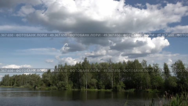 Таймлапс. Бегущие облака над лесным озером. Подмосковье. Май. Timelapse. Running clouds over a forest lake. Moscow region. May. Стоковое видео, видеограф Горшков Александр / Фотобанк Лори