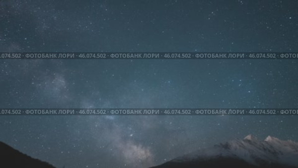 Таймлапс млечного пути в горах. Стоковое видео, видеограф Сармат Батагов / Фотобанк Лори