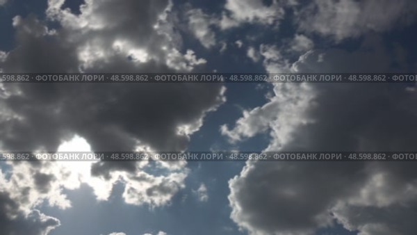 Таймлапс. Тучи закрывают солнце на небе. Май. Timelapse. Clouds cover the sun in the sky. May. Стоковое видео, видеограф Горшков Александр / Фотобанк Лори