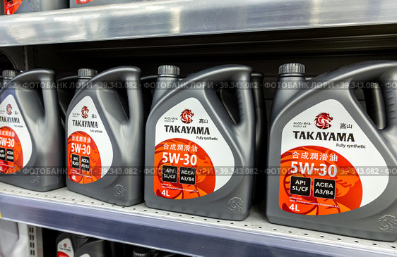 Takayama motor oil in plastic canisters on the shelf at a superstore (2022 год). Редакционное фото, фотограф FotograFF / Фотобанк Лори