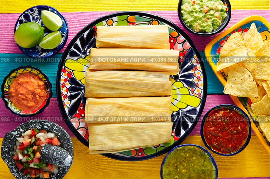 Tamale with corn leaf and sauces guacamole pico de gallo. Стоковое фото, агентство Ingram Publishing / Фотобанк Лори