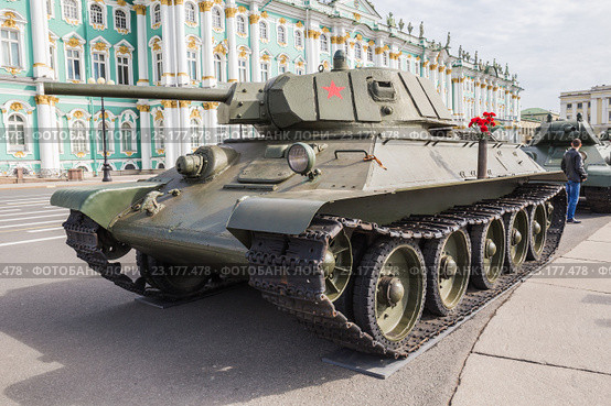Танк Т-34-76 с усиленным бронированием башни времен Великой Отечественной войны на военно-патриотической акции «Мы насмерть стояли у стен Ленинграда», посвященной Дню памяти и скорби на Дворцовой площади. Санкт-Петербург (2016 год). Редакционное фото, фотограф Галина Ермолаева / Фотобанк Лори