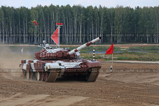 Танк Т-72Б команды Венесуэлы проходит дистанцию. Алабино, Чемпионат мира по танковому биатлону (2014 год). Редакционное фото, фотограф Алексей Гусев / Фотобанк Лори