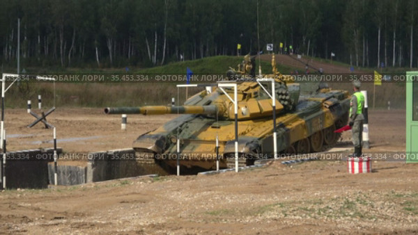 Танк Т-72Б3 команды Казахстана на преодолевает препятствие ""Ров". Фрагмент танкового биатлона. Алабино, Московская область (2020 год). Редакционное видео, видеограф Виктор Карасев / Фотобанк Лори