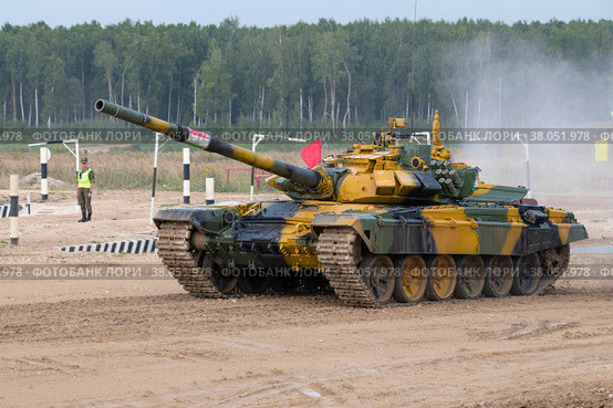 Танк Т-72Б3 команды Таджикистана на трассе танкового биатлона на полигоне "Алабино". Международные военные игры-2022. Редакционное фото, фотограф Виктор Карасев / Фотобанк Лори