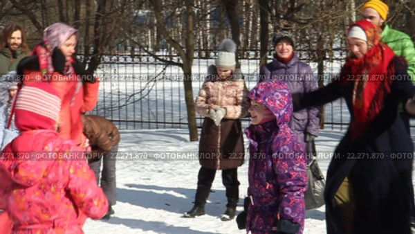 Танцующие женщины в платках на празднике Комоедица в музее Константина Васильева. Москва (2016 год). Редакционное видео, видеограф Сергей Соболев / Фотобанк Лори