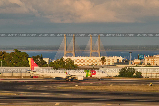 TAP Air Portugal Embraer Embraer E190LR passenger plane taxi on runway in Humberto Delgado Airport in Lisbon (2023 год). Редакционное фото, фотограф Дмитрий Рухленко / Фотобанк Лори