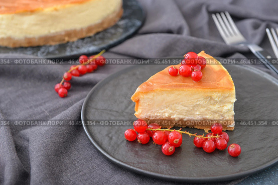 Тарелка с кусочком вкусного чизкейка на столе. Стоковое фото, фотограф Pixel_shot / Фотобанк Лори