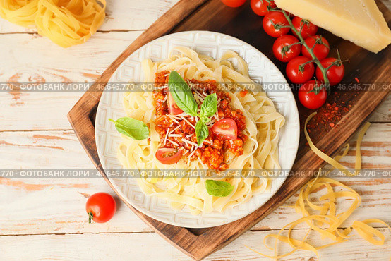 Тарелка с вкусной пастой болоньезе на столе. Стоковое фото, фотограф Pixel_shot / Фотобанк Лори