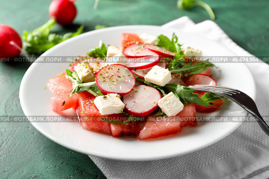 Тарелка с вкусным арбузным салатом на столе, крупным планом. Стоковое фото, фотограф Pixel_shot / Фотобанк Лори