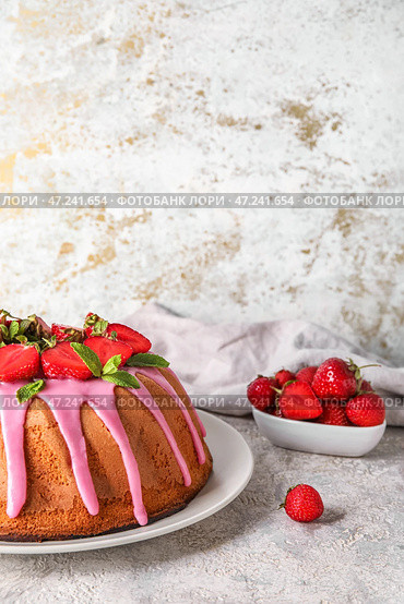 Тарелка с вкусным клубничным тортом на светлом фоне. Стоковое фото, фотограф Pixel_shot / Фотобанк Лори