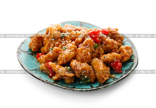 Тарелка с вкусным курицей в сладко-кислом соусе на белом фоне. Стоковое фото, фотограф Pixel_shot / Фотобанк Лори