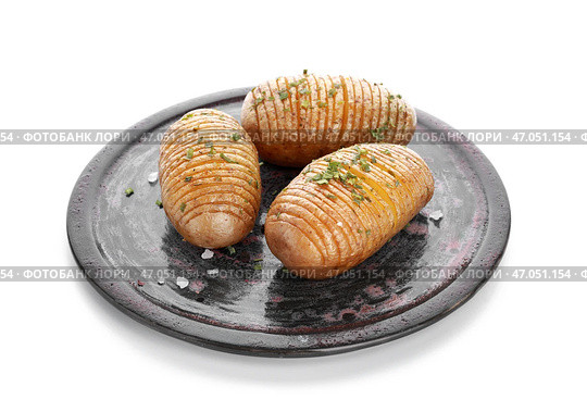 Тарелка с вкусным печеным картофелем на белом фоне. Стоковое фото, фотограф Pixel_shot / Фотобанк Лори