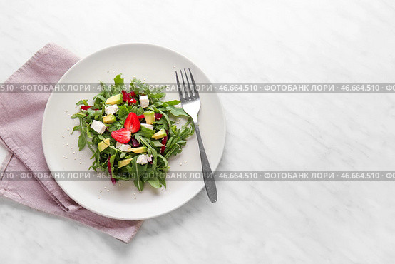 Тарелка с вкусным свекольным салатом на светлом фоне. Стоковое фото, фотограф Pixel_shot / Фотобанк Лори
