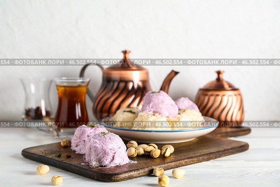 Тарелка с вкусным турецким писманием и фисташками на столе. Стоковое фото, фотограф Pixel_shot / Фотобанк Лори