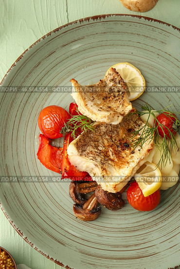 Тарелка с вкусным запеченным филе трески, овощами и картофельным пюре на цветном деревянном фоне. Стоковое фото, фотограф Pixel_shot / Фотобанк Лори
