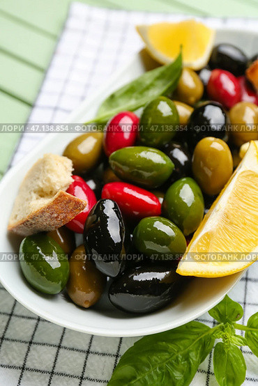 Тарелка с вкусными оливками на столе, крупным планом. Стоковое фото, фотограф Pixel_shot / Фотобанк Лори