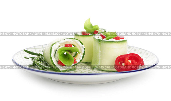 Тарелка с вкусными рулетиками из огурцов на белом фоне. Стоковое фото, фотограф Pixel_shot / Фотобанк Лори