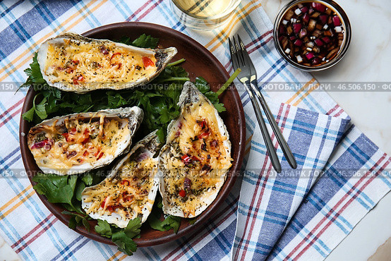 Тарелка с вкусными запеченными устрицами на столе. Стоковое фото, фотограф Pixel_shot / Фотобанк Лори